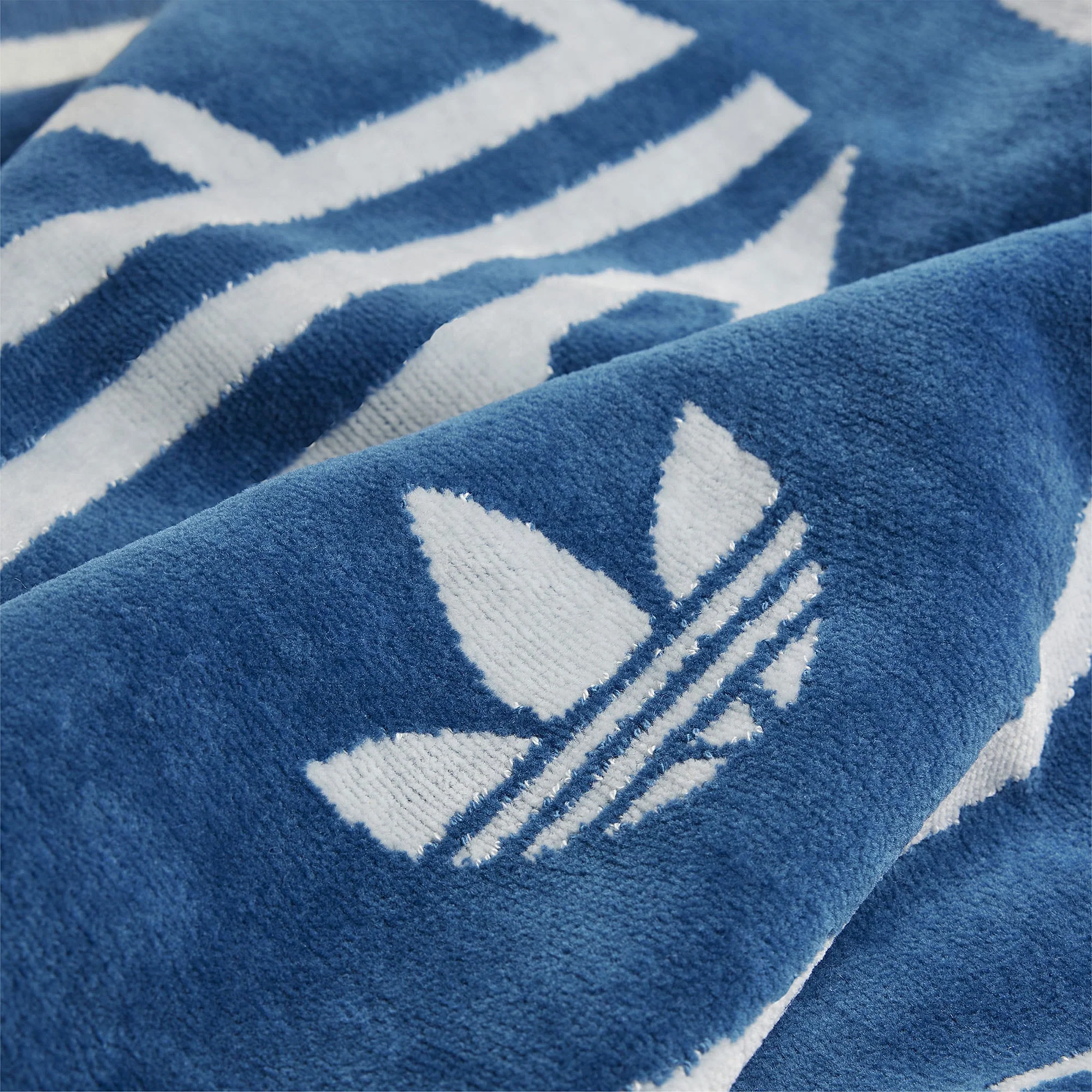 Mod Trefoil Towel SPZL - Image 3